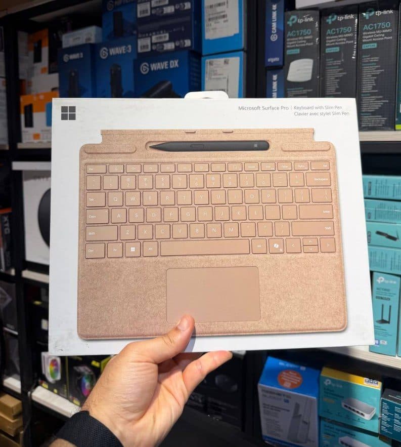 Microsoft Surface Pro Keyboard with Slim Pen — максимум удобства и функциональности в одном аксессуаре.